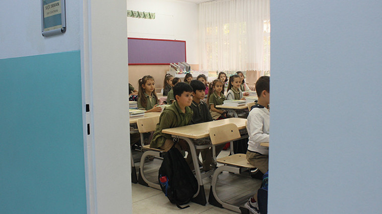 İstanbulda ilk zil alarmı 16 bin servis yollarda... İşte trafikteki son durum