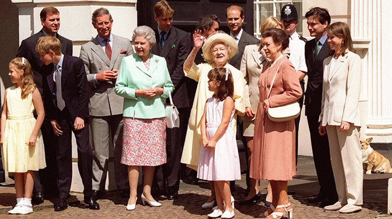 Torunları Büyükanne Elizabeth’i anlatıyor... Bakış açısı hep Neden olmasındı
