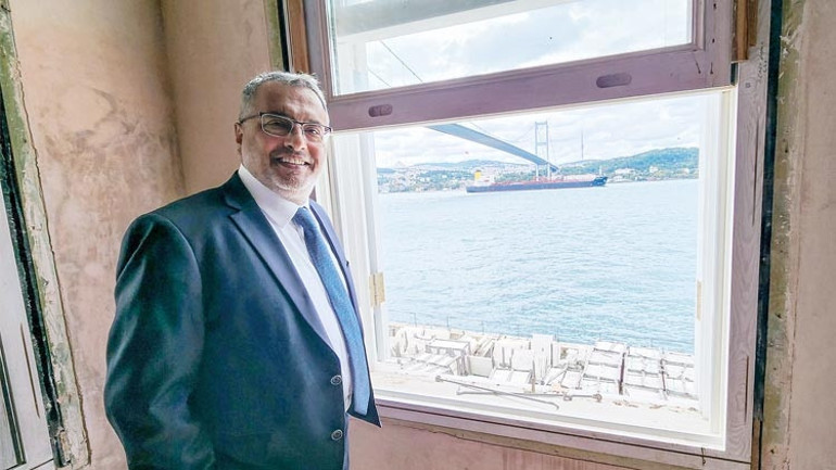 Uçacak otele girdim