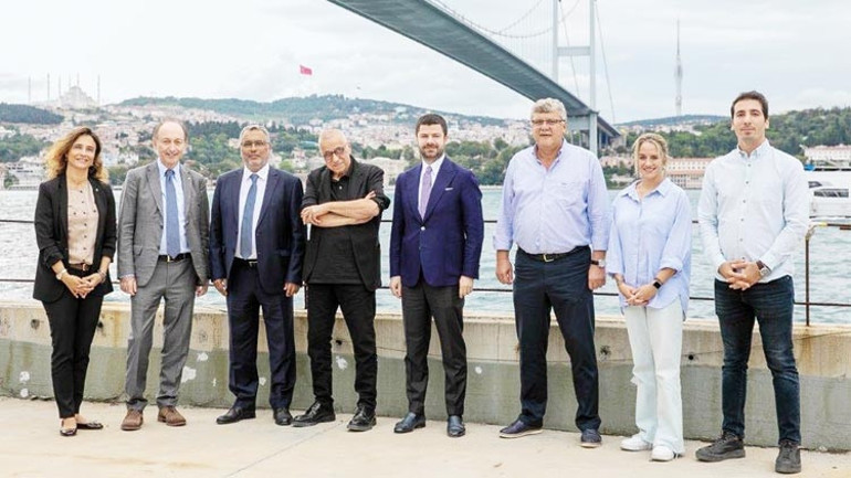 Uçacak otele girdim