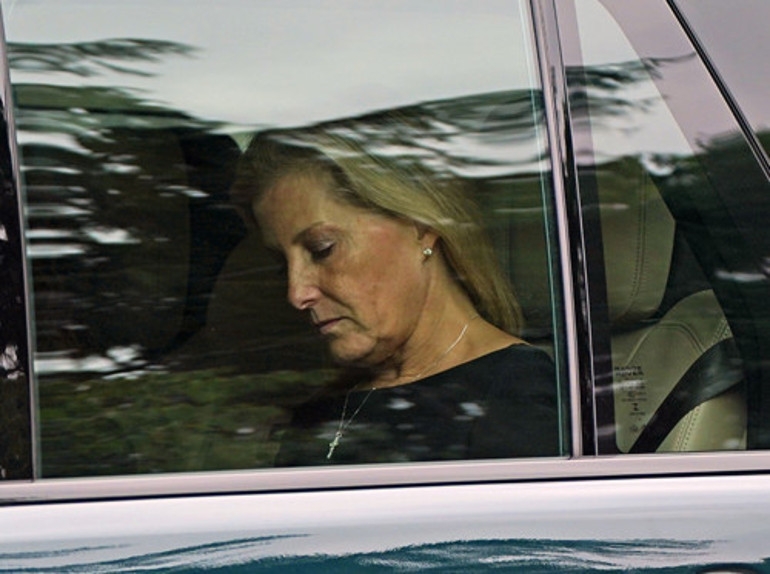 Kraliçenin kaybının acısı yüzüne kazındı: Kızı bile bu kadar yıkılmadı