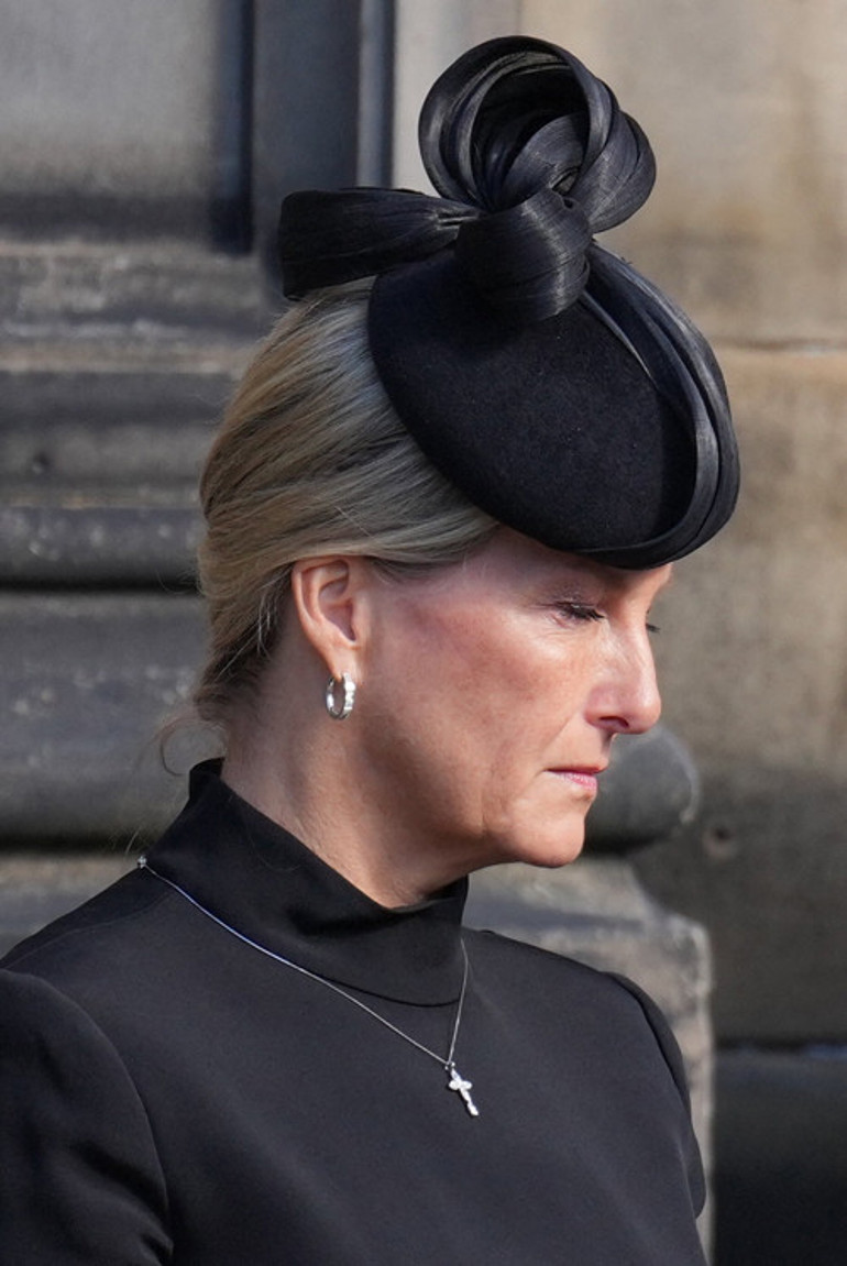 Kraliçenin kaybının acısı yüzüne kazındı: Kızı bile bu kadar yıkılmadı