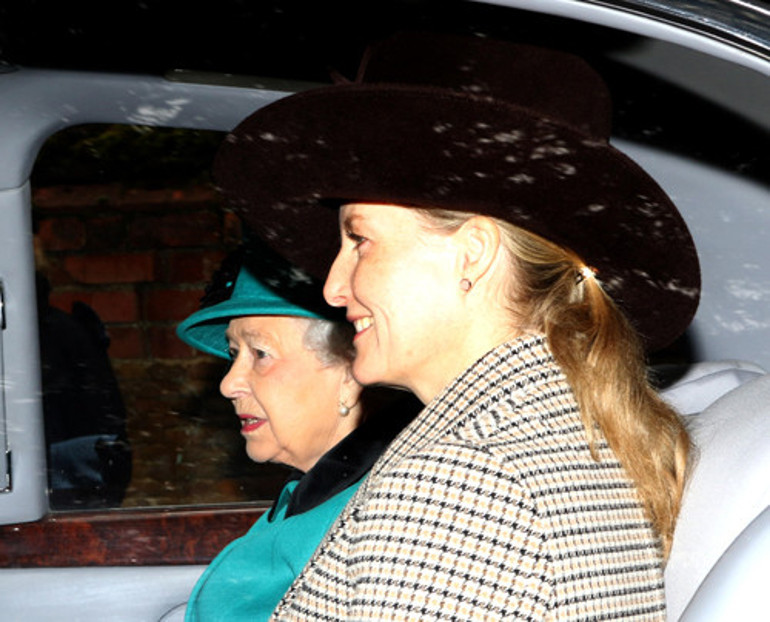 Kraliçenin kaybının acısı yüzüne kazındı: Kızı bile bu kadar yıkılmadı