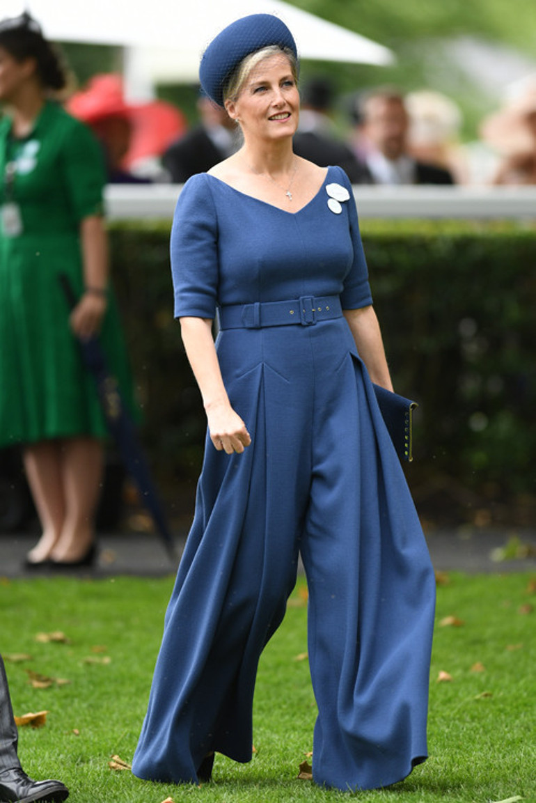 Kraliçenin kaybının acısı yüzüne kazındı: Kızı bile bu kadar yıkılmadı