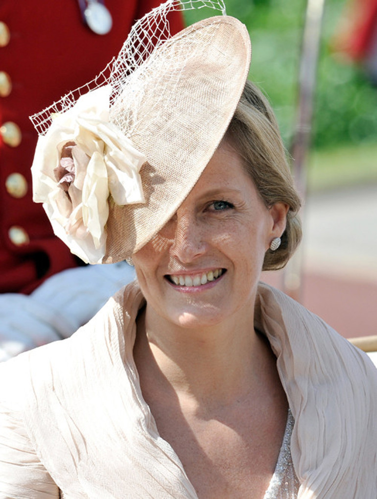 Kraliçenin kaybının acısı yüzüne kazındı: Kızı bile bu kadar yıkılmadı