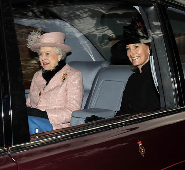 Kraliçenin kaybının acısı yüzüne kazındı: Kızı bile bu kadar yıkılmadı