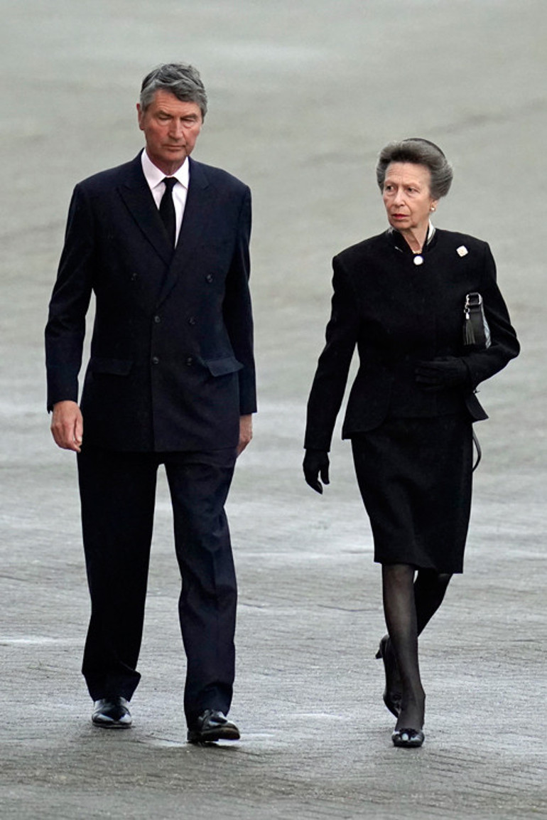 Kraliçenin kaybının acısı yüzüne kazındı: Kızı bile bu kadar yıkılmadı