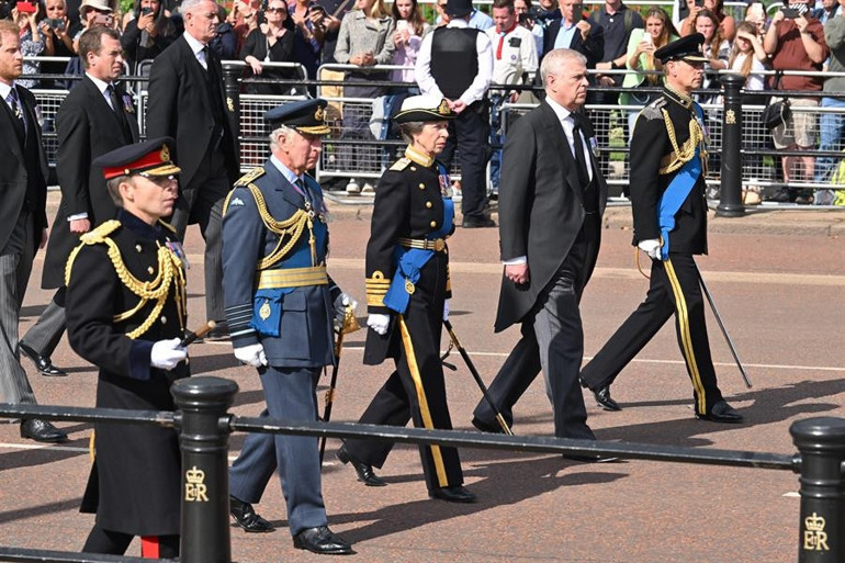 Son dakika... Kraliçenin tabutu Buckingham Sarayından ayrıldı... Cenazede başrolü onlar oynayacak