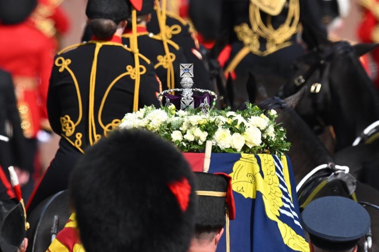 Son dakika... Kraliçenin tabutu Buckingham Sarayından ayrıldı... Cenazede başrolü onlar oynayacak