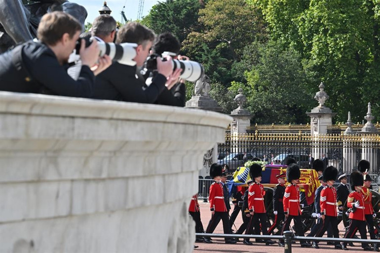 Son dakika... Kraliçenin tabutu Buckingham Sarayından ayrıldı... Cenazede başrolü onlar oynayacak