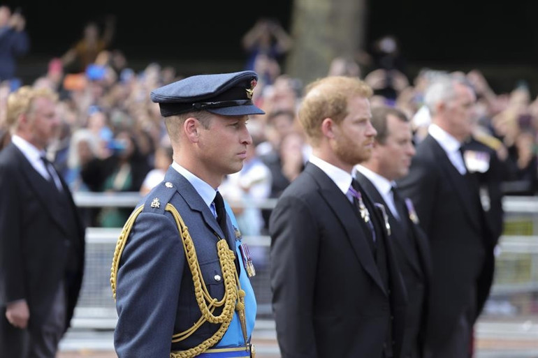 Son dakika... Kraliçenin tabutu Buckingham Sarayından ayrıldı... Cenazede başrolü onlar oynayacak