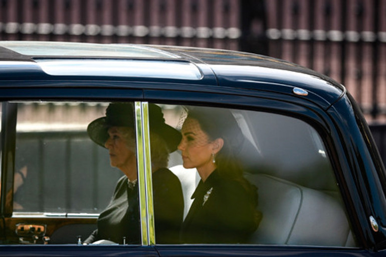 Kate Middleton intikam küpelerini taktı: Hem Kraliçeye hem kayınvalideye selam