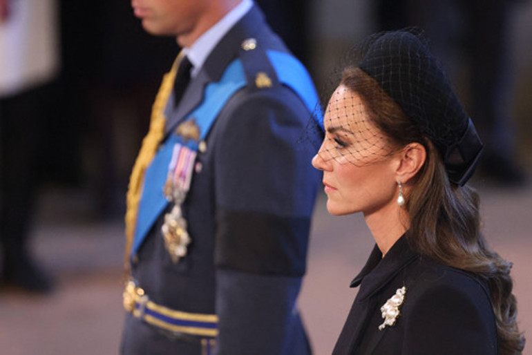 Kate Middleton intikam küpelerini taktı: Hem Kraliçeye hem kayınvalideye selam