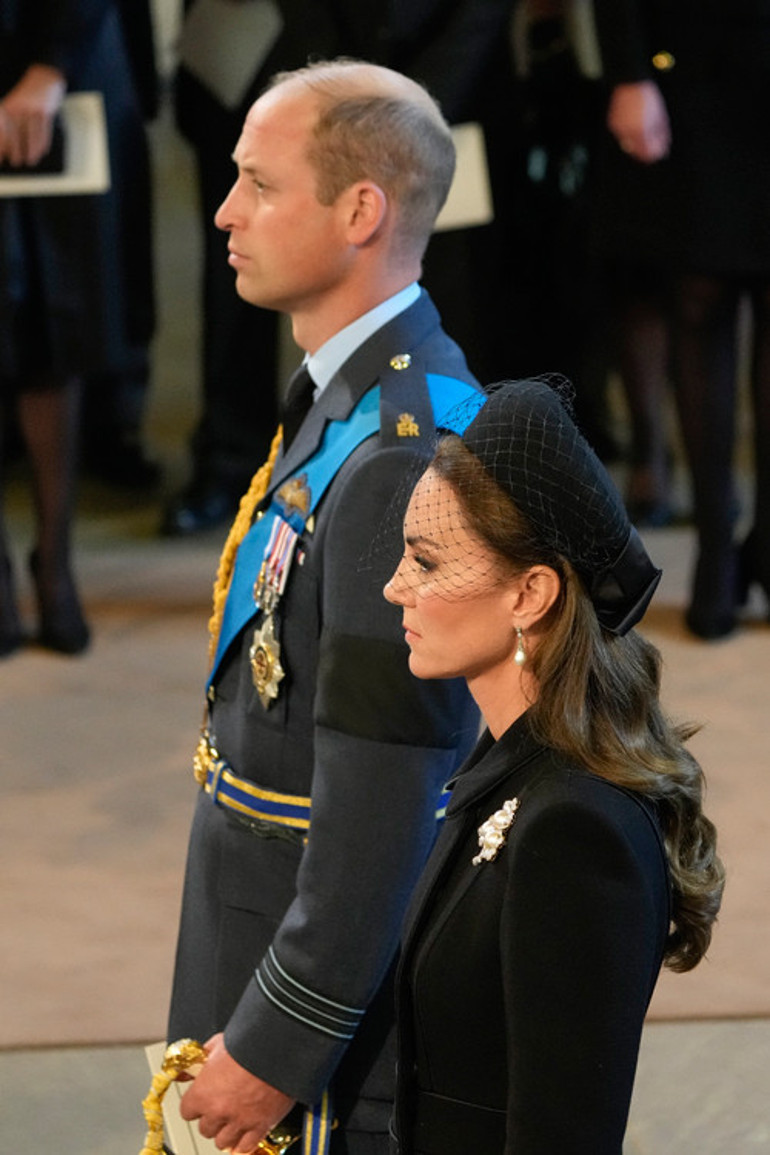 Kate Middleton intikam küpelerini taktı: Hem Kraliçeye hem kayınvalideye selam