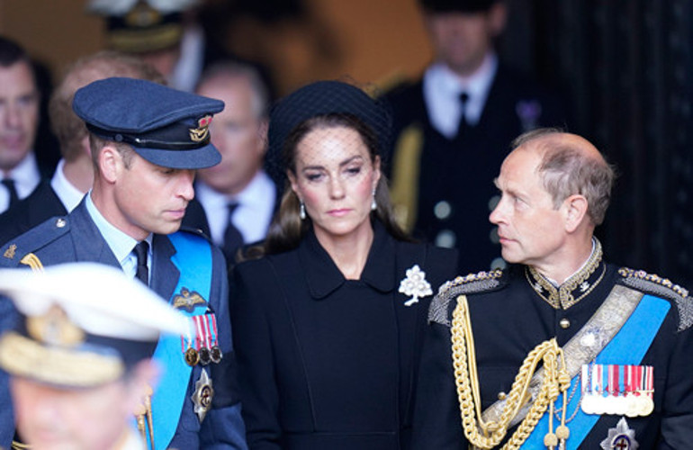 Kate Middleton intikam küpelerini taktı: Hem Kraliçeye hem kayınvalideye selam