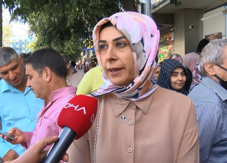 Sosyal konut başvurusu için banka önlerinde yoğunluk sürüyor