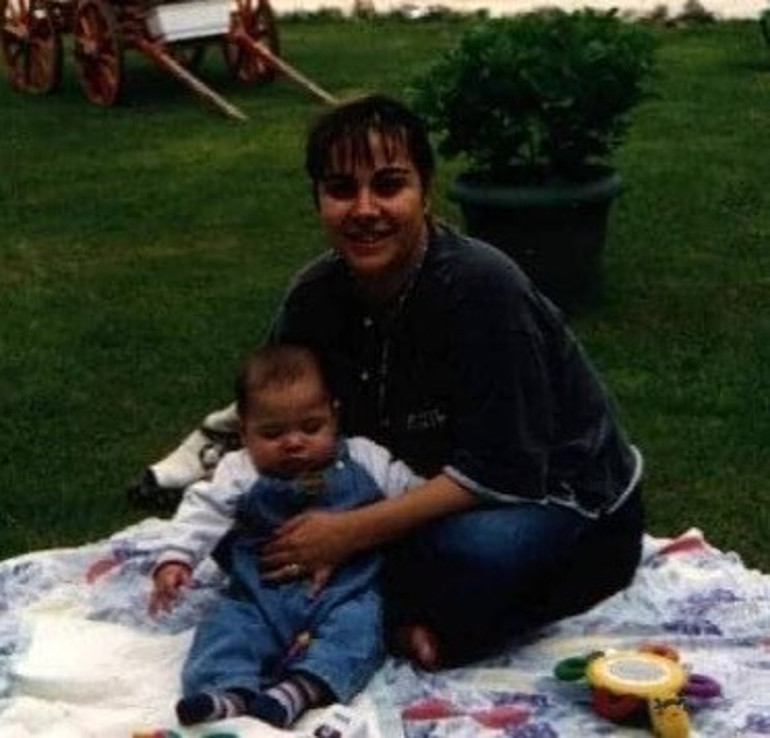 Ünlü oyuncudan  17 günlük oğlu ile ilk poz