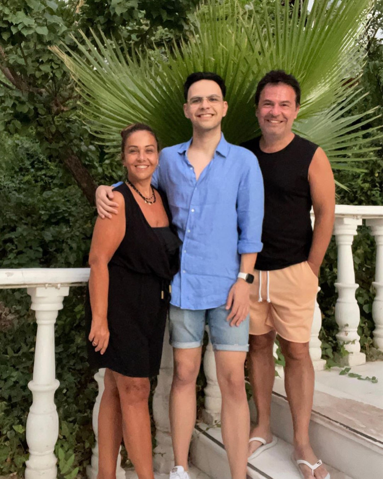 Ünlü oyuncudan  17 günlük oğlu ile ilk poz