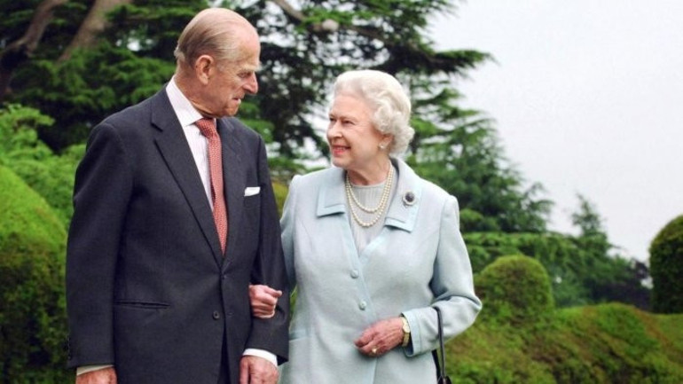 Onları ölüm bile ayıramadı…. Kraliçe 2. Elizabeth’in cenazesiyle ilgili kimsenin bilmediği detay… Prens Philip henüz gömülmedi