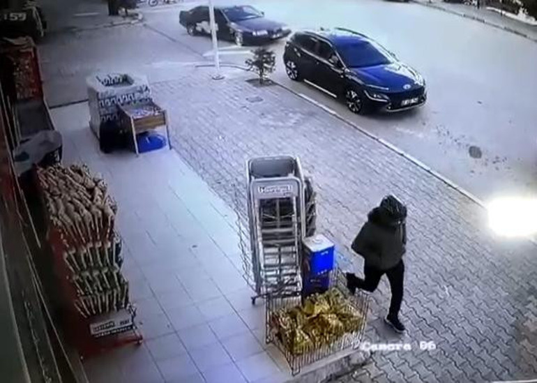 Antalyada Elmalı Belediye Başkan Yardımcısı Hasan Aydını tabancayla vurup yaralayan saldırgan kamerada