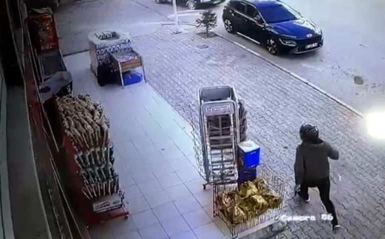 Antalyada Elmalı Belediye Başkan Yardımcısı Hasan Aydını tabancayla vurup yaralayan saldırgan kamerada