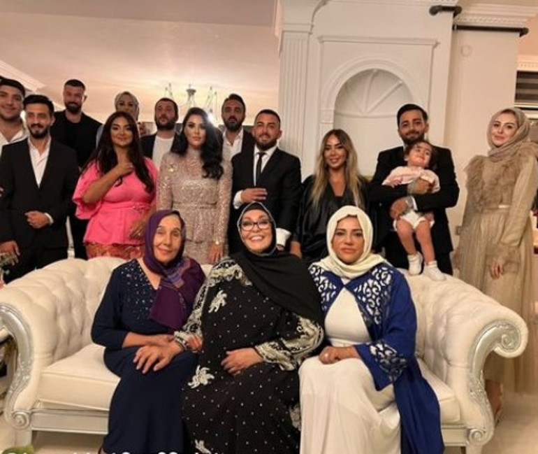 Kızını evlendirdi... Ünlü türkücü kayınvalide oldu