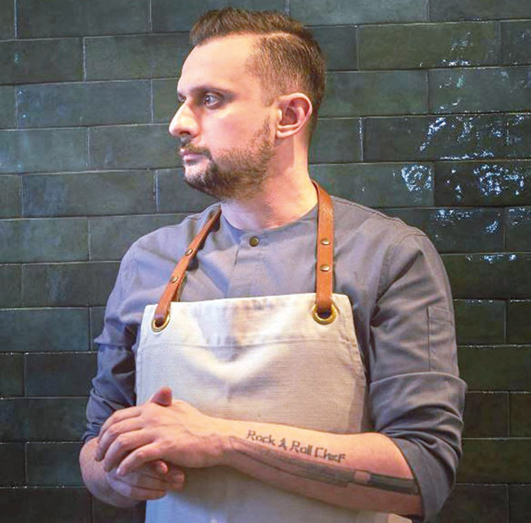 Hadise, sahnede yüzüğünü fırlatıp attı