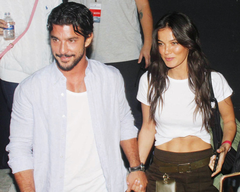 Hadise, sahnede yüzüğünü fırlatıp attı