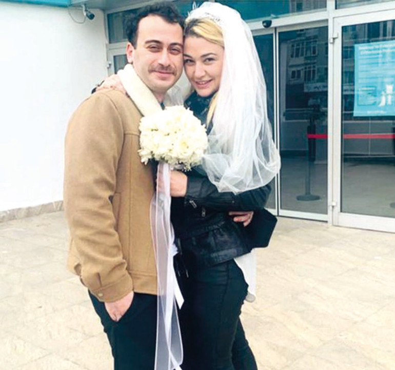 Hadise, sahnede yüzüğünü fırlatıp attı