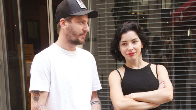 Hadise, sahnede yüzüğünü fırlatıp attı