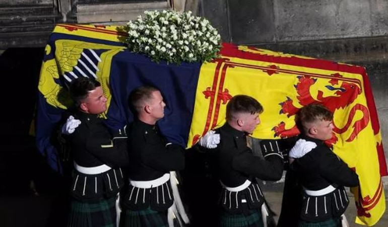 CANLI: Kraliçe 2. Elizabethin cenazesi defnedildi Dakika dakika son gelişmeler...