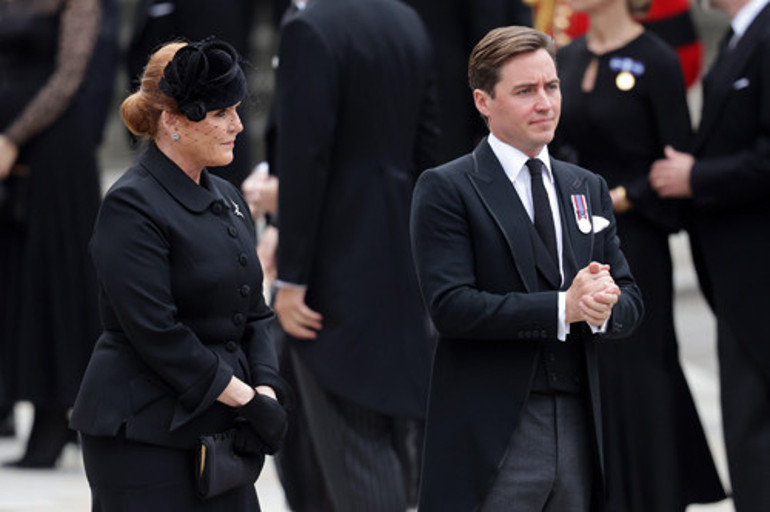 Kate, Kraliçenin ardından incileriyle ağladı