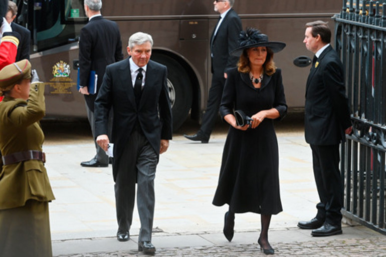 Kate, Kraliçenin ardından incileriyle ağladı