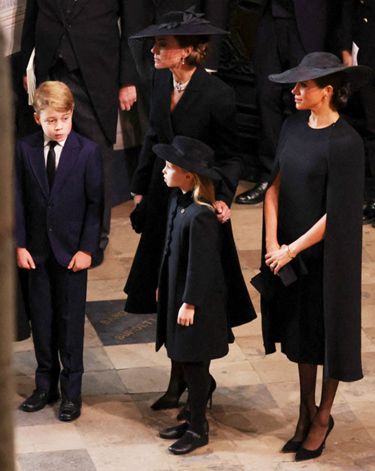 Kate, Kraliçenin ardından incileriyle ağladı