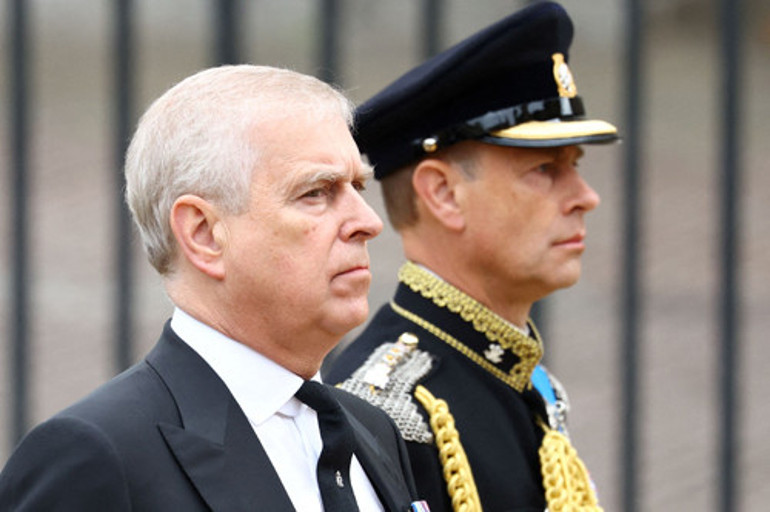 Kate, Kraliçenin ardından incileriyle ağladı