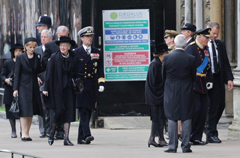 Kate, Kraliçenin ardından incileriyle ağladı