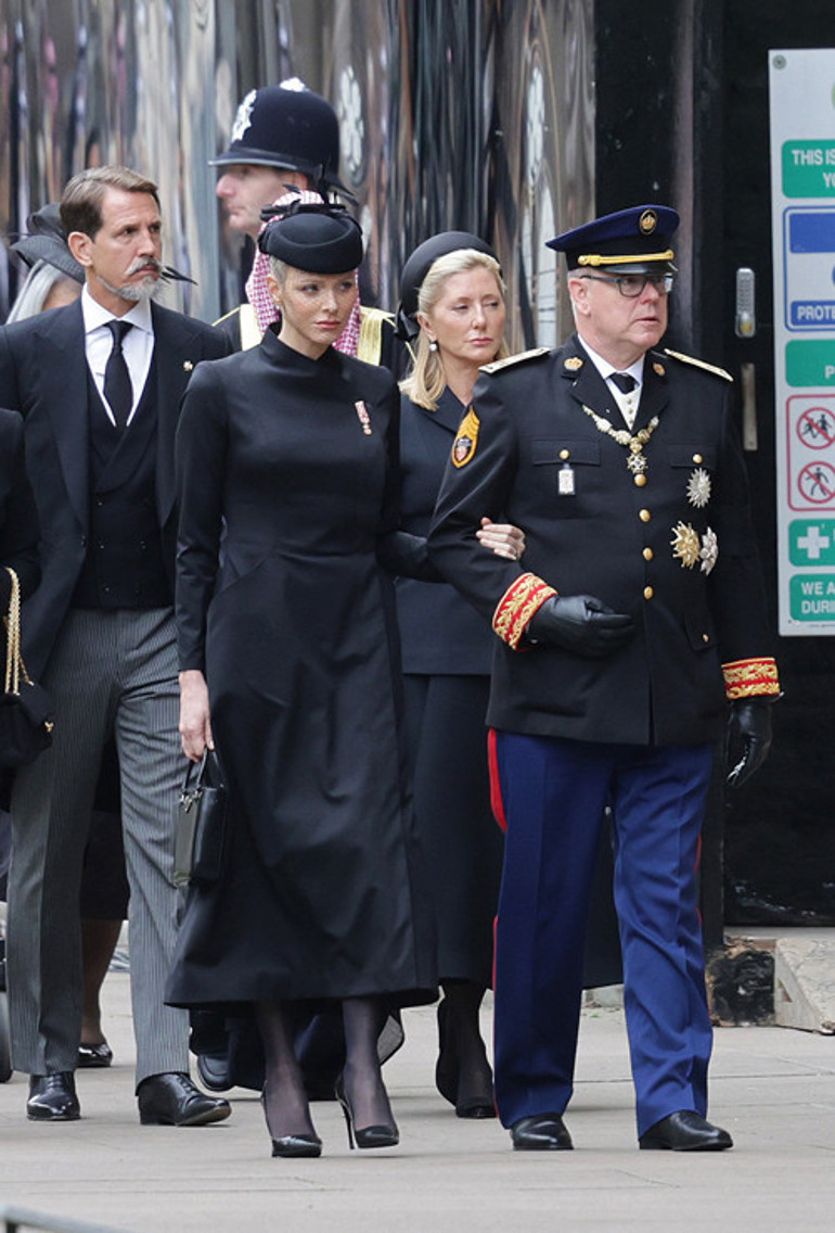 Kate, Kraliçenin ardından incileriyle ağladı