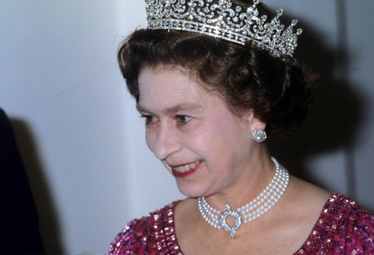 Kate, Kraliçenin ardından incileriyle ağladı