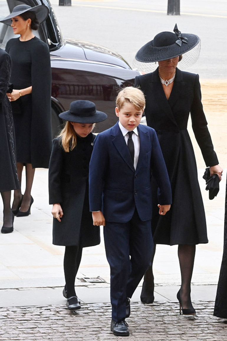 Kate, Kraliçenin ardından incileriyle ağladı