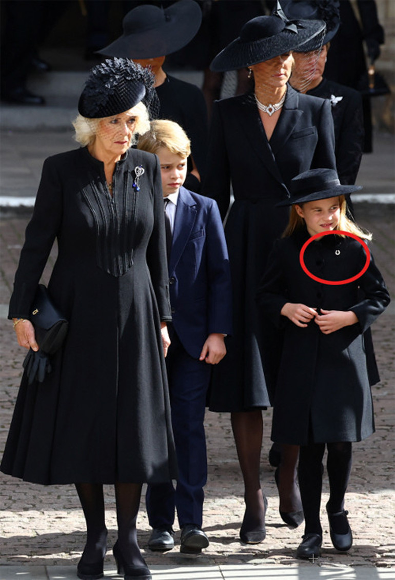 Kate, Kraliçenin ardından incileriyle ağladı