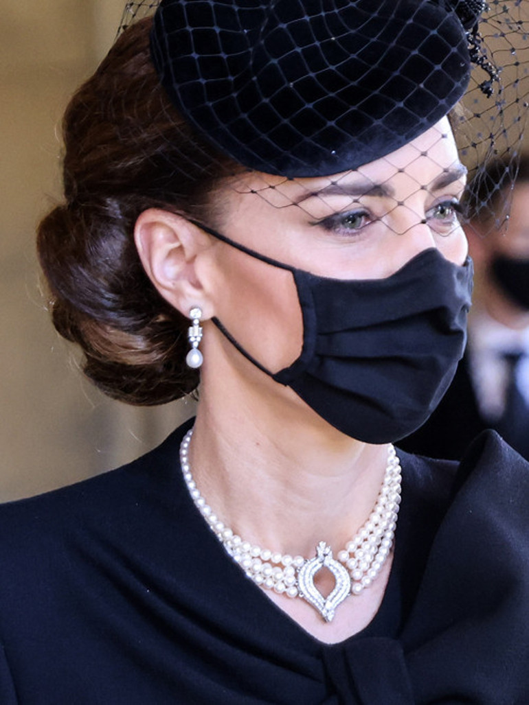 Kate, Kraliçenin ardından incileriyle ağladı