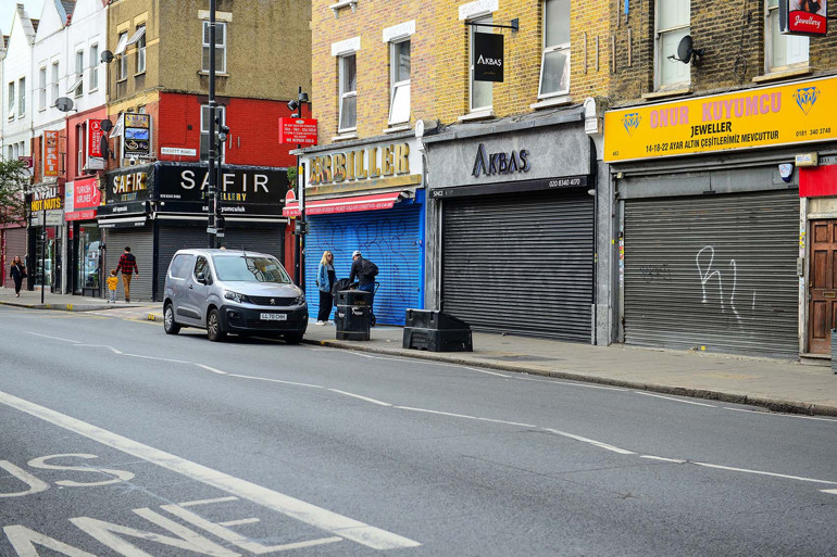 Bu işyerlerini pandemi bile kapatamamıştı, Londra’nın kuzeyinde hayat durdu