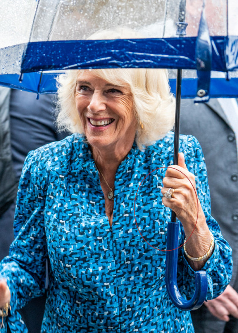 Kraliçe 2. Elizabeth en sevdiği mücevherleriyle gömüldü Değerli takıları kime kaldı