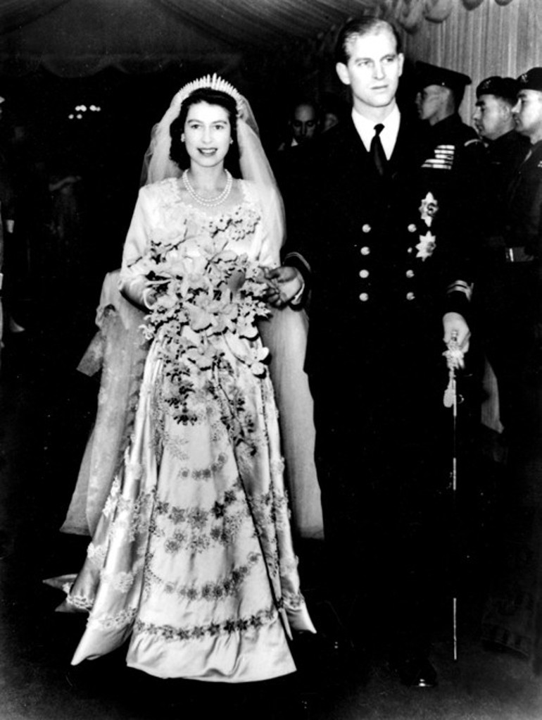 Kraliçe 2. Elizabeth en sevdiği mücevherleriyle gömüldü Değerli takıları kime kaldı