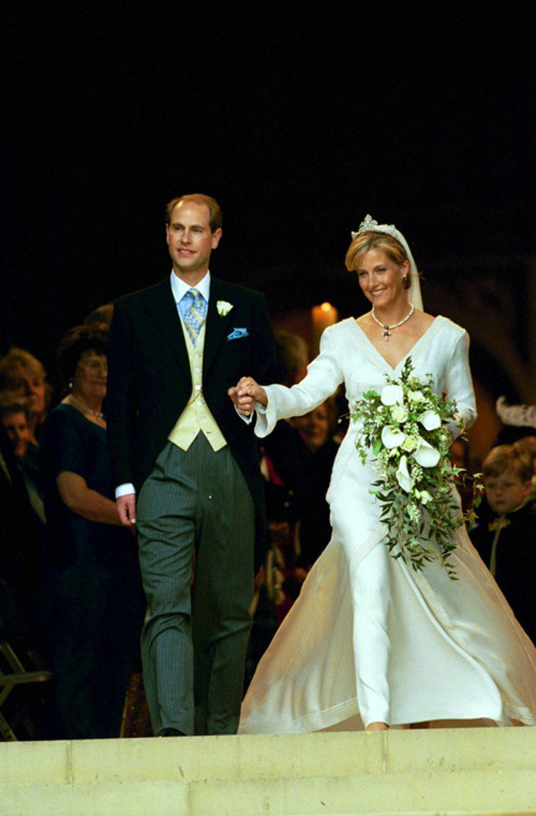 Kraliçe 2. Elizabeth en sevdiği mücevherleriyle gömüldü Değerli takıları kime kaldı