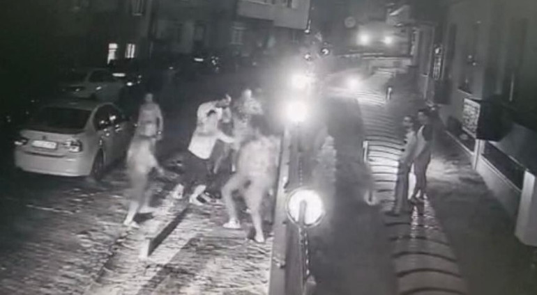 Kağıthanede dehşet anları... Aracını apartman önüne park ettiği için bayıltana kadar dövdüler