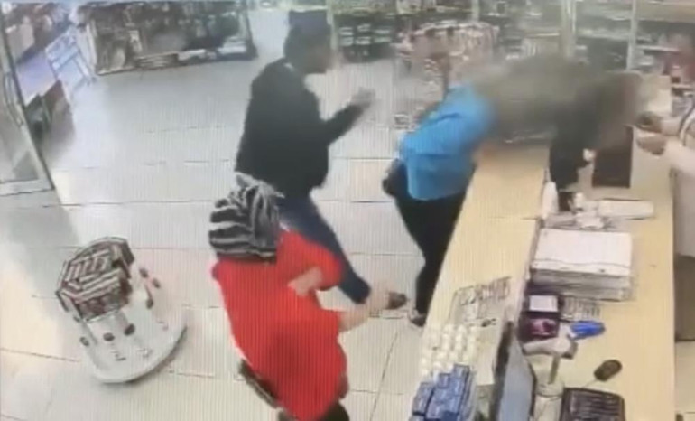 Hiç tanımadığı biri genç kadına eczanede dehşeti yaşattı