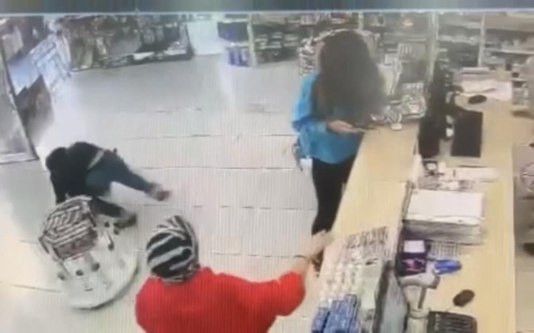 Hiç tanımadığı biri genç kadına eczanede dehşeti yaşattı