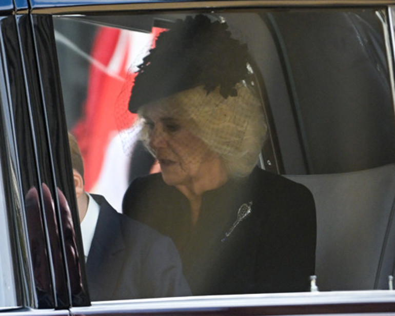 Daha Kraliçe hayattayken taht savaşı yaşanmış: Charles kral olmasın diye...