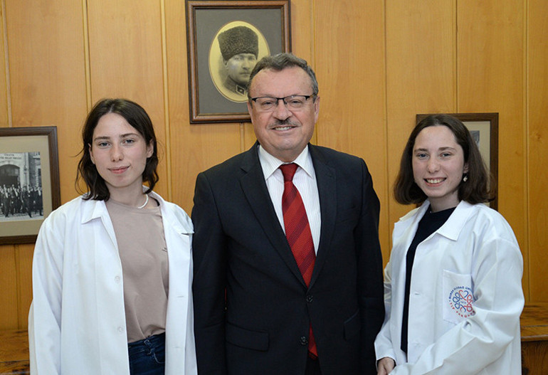 Doktor adayı ikizlere doğum günü sürprizi